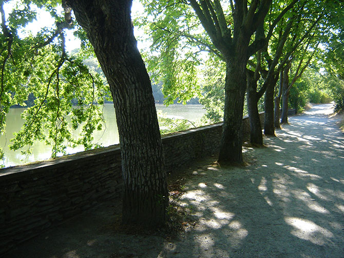 La garenne: Au bord de l'eau